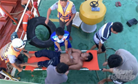 Kiểm ngư Vùng V xuyên đêm cứu ngư dân gặp nạn
