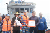 Hỗ trợ nhu yếu phẩm cho ngư dân Quảng Ngãi vào tránh bão ở Trường Sa