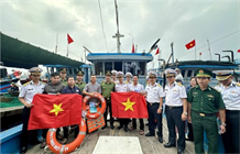 Vùng 3 Hải quân gíúp ngư dân vững lòng bám biển