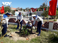 Trường Sa xanh và những người lính yêu cây