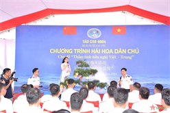 Đoàn đại biểu Cảnh sát biển hai nước Việt Nam-Trung Quốc thăm tàu Cảnh sát biển 8004