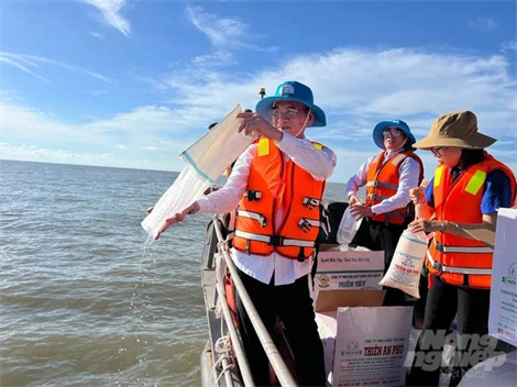 Bạc Liêu: Thả 4,7 triệu con tôm giống ra biển Gành Hào