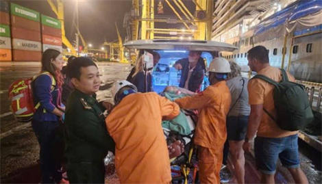 Cứu hành khách gặp tai nạn trên siêu du thuyền quốc tế