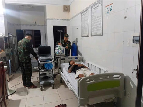 Trung tâm y tế thị trấn Trường Sa cấp cứu kịp thời ngư dân Bình Thuận bị nạn trên biển