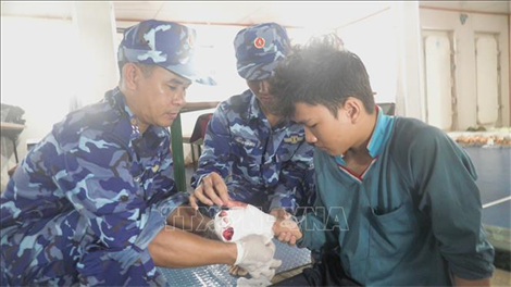 Hỗ trợ ngư dân bị tai nạn lao động trên vùng biển Tây Nam