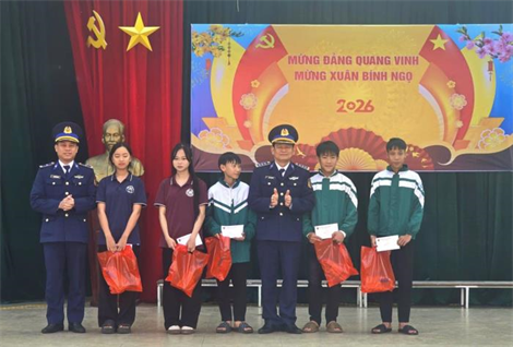 Cảnh sát biển chung tay mang Tết đến với học sinh nghèo Cảnh sát biển chung tay mang Tết đến với học sinh nghèo