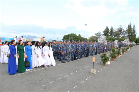 Vùng 4 Hải quân tiễn đoàn công tác ra chúc Tết quân dân đặc khu Trường Sa