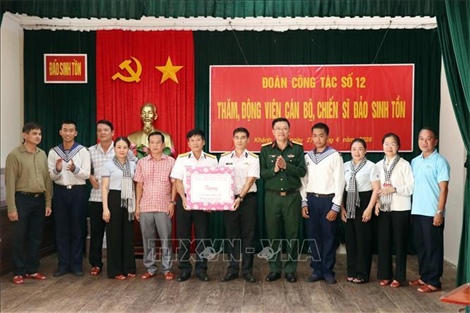 Trao nhiều phần quà tới quân dân Trường Sa và nhà giàn DK1