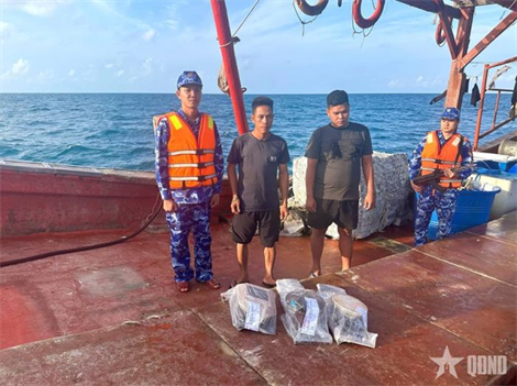 Vùng Cảnh sát biển 4 bắt giữ tàu cá có dấu hiệu vi phạm nghiêm trọng về IUU