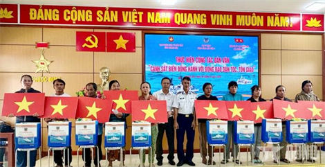 Khánh Hòa: Cảnh sát biển đồng hành với đồng bào dân tộc, tôn giáo xã Phước Dinh